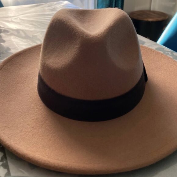 Chapeau en laine marron avec ruban noir - Brown Wool Hat with Black Ribbon - Picture 2 of 8